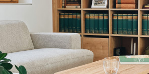 Beitragsbild des Blogbeitrags Die Bibliothek – unser 11 Meter Bücherregal und Leseecke