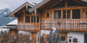 Beitragsbild des Blogbeitrags SENHOOG: Luxus Chalets in Leogang 