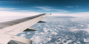Beitragsbild des Blogbeitrags Fliegen mit Baby & Kleinkind: Meine Tipps für deinen Langstreckenflug