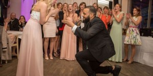 Beitragsbild des Blogbeitrags Ein besonderer Heiratsantrag – Antrag auf der Hochzeit von Freunden