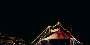 Beitragsbild des Blogbeitrags Marc und Steffi sagen JA – im Zirkuszelt