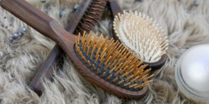 Beitragsbild des Blogbeitrags Gewinnspiel: Gewinne 1 (von 4) Denis Perani Haarbürste
