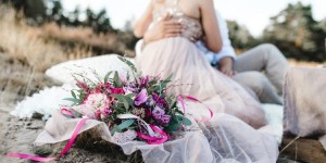 Beitragsbild des Blogbeitrags Lockere Brautfrisur mit Blumen – ein Styledshoot in der Heide 