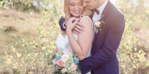 Beitragsbild des Blogbeitrags Inspirationsshooting: Spitzenkleid und Blush Brautstrauß