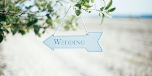 Beitragsbild des Blogbeitrags Hochzeitsschilder DIY: Wie erstelle ich einen Wegweiser für die Hochzeit? 