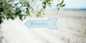 Beitragsbild des Blogbeitrags Hochzeitsschilder DIY: Wie erstelle ich einen Wegweiser für die Hochzeit?
