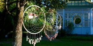 Beitragsbild des Blogbeitrags DIY Traumfänger: Hochzeitsdekoration für BOHO Hochzeiten 