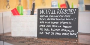 Beitragsbild des Blogbeitrags Notfallbox für die männlichen Hochzeitsgäste: Notfallkörbchen Ideen 