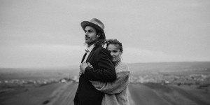 Beitragsbild des Blogbeitrags Lockeres Elopement mit Spitze, undone Brautstrauß und DEM Hut 