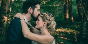 Beitragsbild des Blogbeitrags After wedding Shooting im Wald + Interview