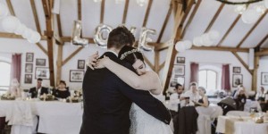 Beitragsbild des Blogbeitrags Romantisch & rustikale Hochzeit von Oxana und Andreas 