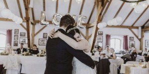 Beitragsbild des Blogbeitrags Romantisch & rustikale Hochzeit von Oxana und Andreas