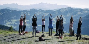 Beitragsbild des Blogbeitrags Yoga am Berg und sammeln von Energien an Kraftplätzen 