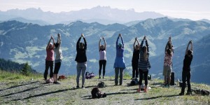 Beitragsbild des Blogbeitrags Yoga am Berg und sammeln von Energien an Kraftplätzen