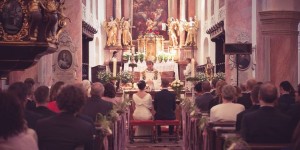 Beitragsbild des Blogbeitrags Heiraten in der Stiftskirche Mattsee mit anschließendem Fest im Schloss Mattsee