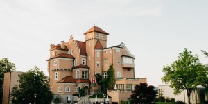 Beitragsbild des Blogbeitrags Elegante Sommer Hochzeit im Schloss Mönchstein 