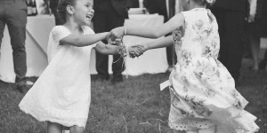 Beitragsbild des Blogbeitrags Festliche Kindermode auf der Hochzeit 