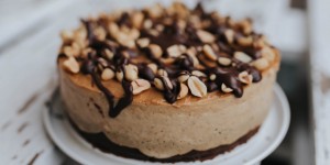 Beitragsbild des Blogbeitrags Veganer Peanut Butter Protein Cheesecake 