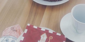 Beitragsbild des Blogbeitrags Weihnachtlicher Schokokuchen mit Geheimnis 