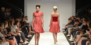 Beitragsbild des Blogbeitrags Julischwarz by Ingried Brugger