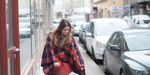 Beitragsbild des Blogbeitrags A Brit-Chic Checked Poncho 