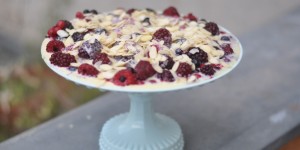 Beitragsbild des Blogbeitrags Iced Berries with White Chocolate Sauce and Almonds 