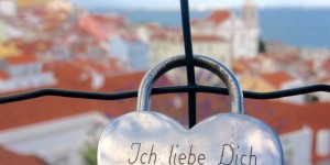 Beitragsbild des Blogbeitrags 5 Gründe, warum Lissabon wirklich so cool ist, wie alle sagen (aber warum die Portugiesen davon leider nur wenig profitieren) 