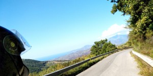 Beitragsbild des Blogbeitrags Motorradtour durch Italien – Von Vulkanen, Schlaglöchern und Grüßen aus den 70ern