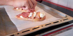 Beitragsbild des Blogbeitrags Hasselback Hühnchen Pizza
