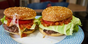 Beitragsbild des Blogbeitrags Burger mit süß-scharfer Ananassauce 