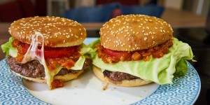 Beitragsbild des Blogbeitrags Burger mit süß-scharfer Ananassauce