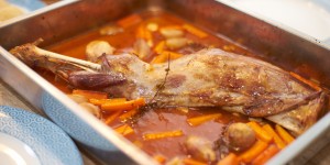 Beitragsbild des Blogbeitrags Lammhaxe mit Schmorgemüse & Grieß-Knödel