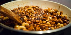 Beitragsbild des Blogbeitrags Mandeln, Haselnüsse und Cashew-Kerne rösten mit Anna