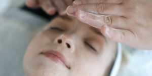 Beitragsbild des Blogbeitrags HOW I GOT RID OF FOREHEAD ACNE + MY FIRST FACIAL