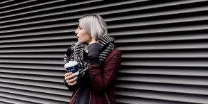 Beitragsbild des Blogbeitrags STRICKKLEID & BURGUNDY BOMBERJACKE