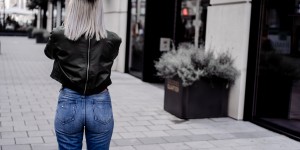 Beitragsbild des Blogbeitrags Mom-Jeans, Sneaker & Bomberjacke