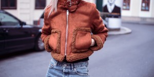 Beitragsbild des Blogbeitrags OUTFIT: LAMMFELLJACKE, JEANS MIT FRANSENSAUM UND SCHNÜRER MIT BLOCKABSATZ