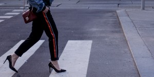 Beitragsbild des Blogbeitrags HOW TO WEAR: JOGGER PANTS WITH HEELS