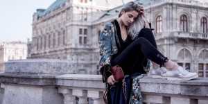 Beitragsbild des Blogbeitrags SPRING FAVORITES: KIMONO MIT BLUMENPRINT & BROGUES