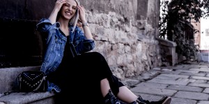 Beitragsbild des Blogbeitrags HOW TO COMBINE AN OVERSIZED DENIM JACKET WITH A MAXI DRESS WITH FLOUNCES 