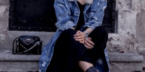 Beitragsbild des Blogbeitrags JEANSJACKE IN USED-OPTIK KOMBINIERT MIT EINEM LANGEN VOLANT-KLEID
