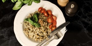 Beitragsbild des Blogbeitrags SOMMERREZEPT: NUDELN MIT BASILIKUMPESTO UND WALLNÜSSEN