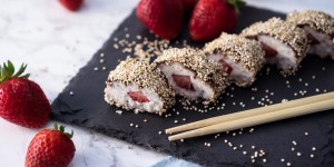 Beitragsbild des Blogbeitrags SUSHI MAL ANDERS: SÜSSES ERDBEER-KOKOS-SUSHI | vegan, glutenfrei 