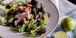 Beitragsbild des Blogbeitrags COOKING SEASONALLY: FALL | SWEET POTATO, EGGPLANT SALAD WITH SESAME DRESSING | vegetarian, gluten-free