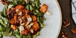 Beitragsbild des Blogbeitrags ROAST HONEY-GLAZED PUMPKIN SALAD WITH FETA AND AN ORANGE-MUSTARD DRESSING 