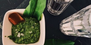 Beitragsbild des Blogbeitrags SAISONAL KOCHEN: BÄRLAUCHPESTO MIT NÜSSEN | VEGETARISCH