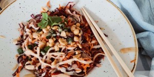 Beitragsbild des Blogbeitrags Schneller Thai-Nudelsalat mit Erdnussdressing | Vegan 