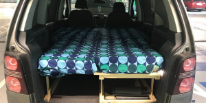 Beitragsbild des Blogbeitrags VW Touran Mini Camper Ausbau 2019 – Ein Holzbett für zwei Personen