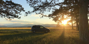 Beitragsbild des Blogbeitrags VW Touran Mini Camper Ausbau 2020 – Autarke Stromversorgung mit Solar und Zweitbatterie