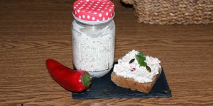 Beitragsbild des Blogbeitrags Topfenaufstrich mit Spitzpaprika und Kürbiskernen
